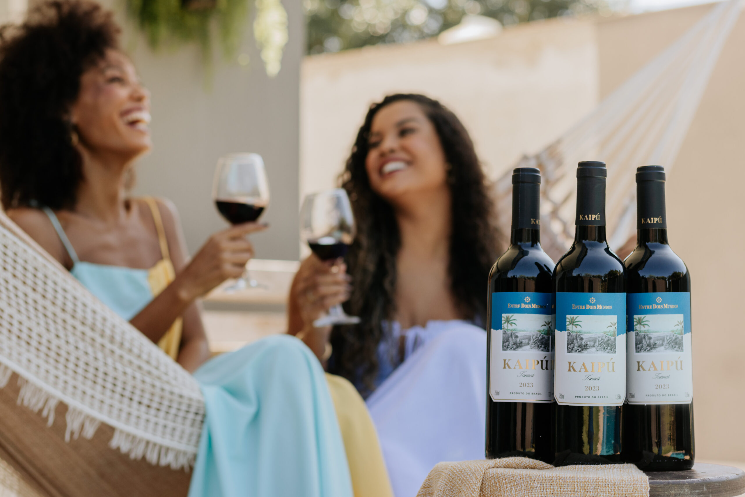 Mulheres tomando vinho da uva Tannat. Dia da Tannat