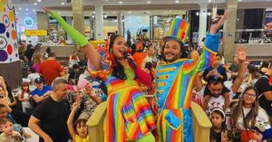 Crianças se divertem na Micareta Monstrinhos à Solta no Shopping Del Paseo com personagens coloridos e show infantil.