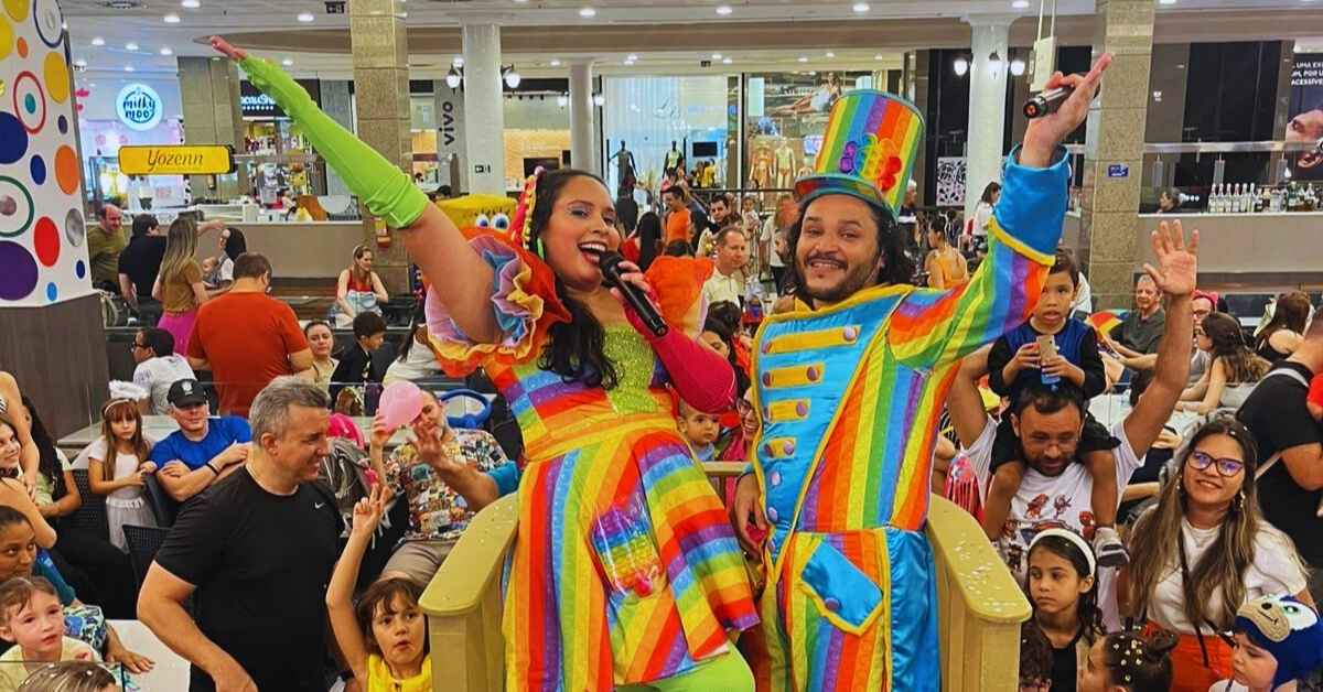 Crianças se divertem na Micareta Monstrinhos à Solta no Shopping Del Paseo com personagens coloridos e show infantil.