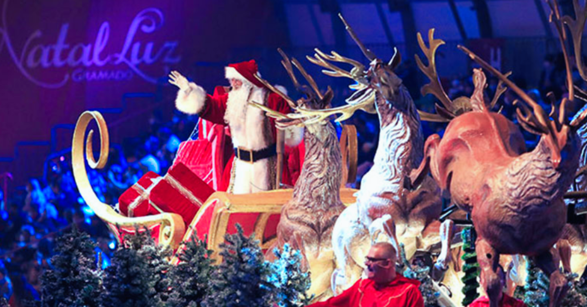 Papai Noel no trenó com renas durante o Grande Desfile do Natal Luz de Gramado 2025