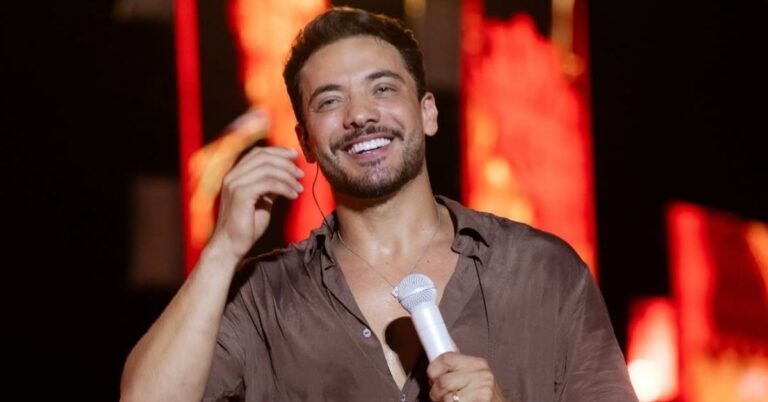 Wesley Safadão sorrindo no palco durante show do projeto TBT WS 3