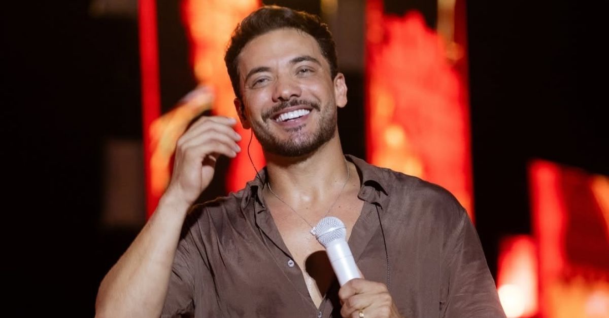Wesley Safadão sorrindo no palco durante show do projeto TBT WS 3
