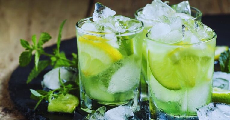 Copos de caipirinha com limão e gelo servidos frescos na Copa do Mundo da Caipirinha em São Paulo