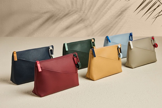 Um dos novos amenity kits da Altitude Collection da LATAM, exibindo os produtos de beleza da marca Costa Brazil em seu interior.