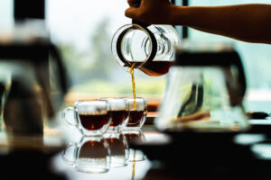 Grãos de café Geisha maduros em um pé de café na região montanhosa de Boquete, Panamá.