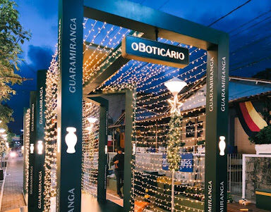 Ativação de Natal do Boticário em Guaramiranga com túnel de luz instagramável.