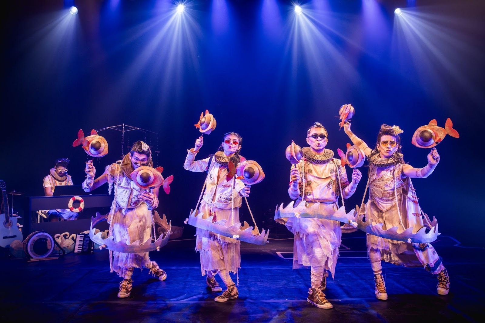 Atores da Buia Teatro em cena no musical infantil Bertoldo, manipulando formas animadas em um palco colorido.