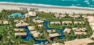 Vista noturna da área de lazer do resort Dom Pedro Laguna, decorada e iluminada para as festas de fim de ano.