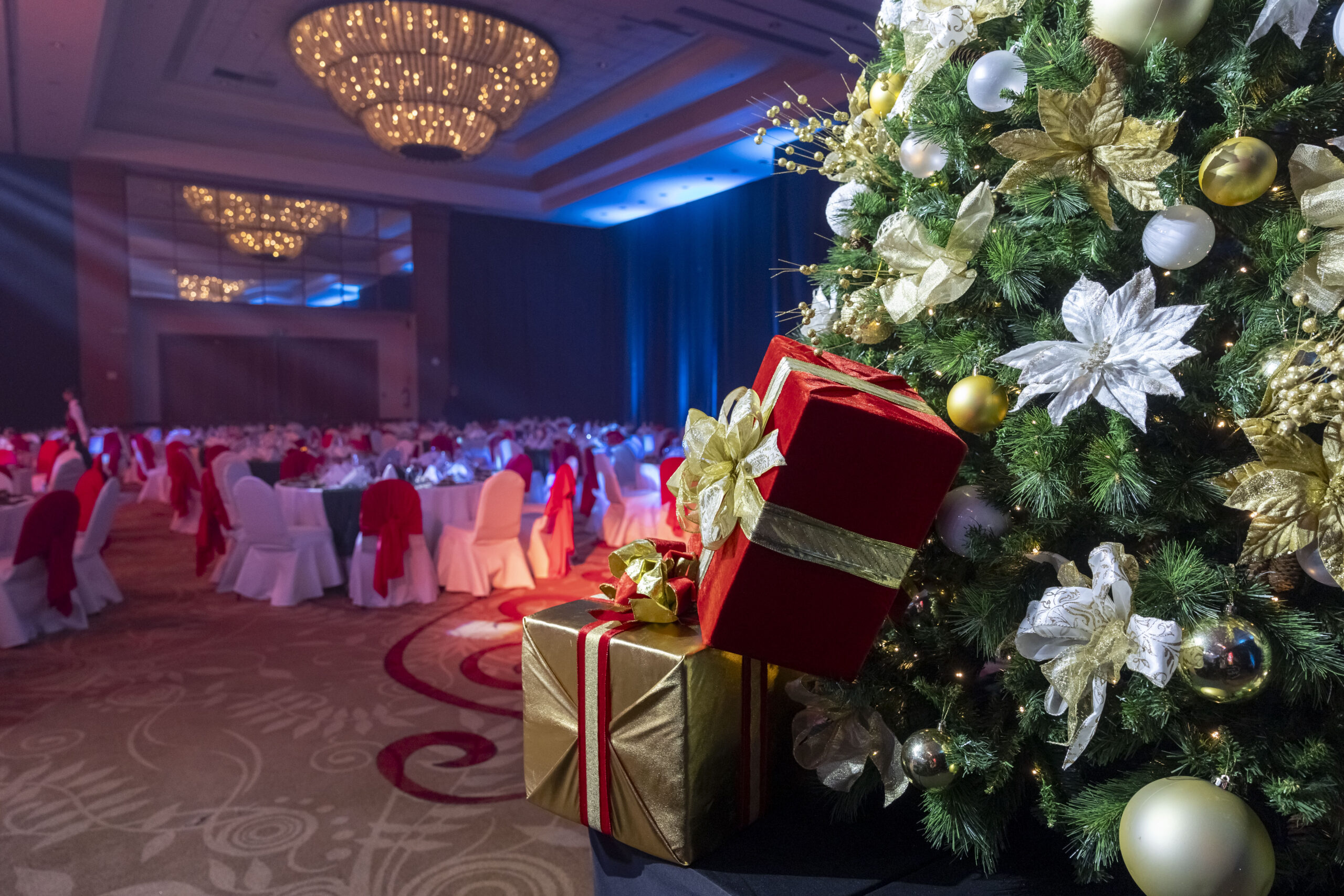 Mesas elegantemente decoradas para a ceia de Réveillon no restaurante do Enjoy Punta del Este, no Uruguai.