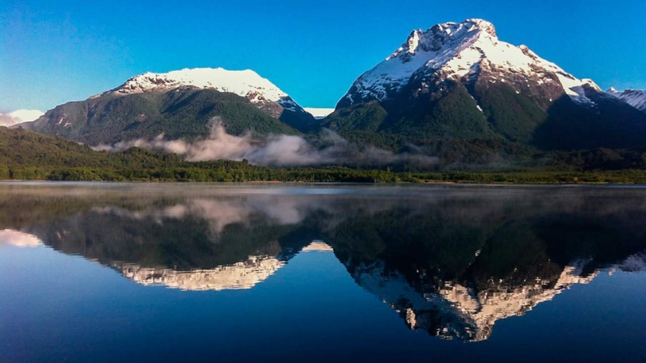 Vista panorâmica do Lago Nahuel Huapi com a Cordilheira dos Andes coberta de neve ao fundo, Bariloche.
