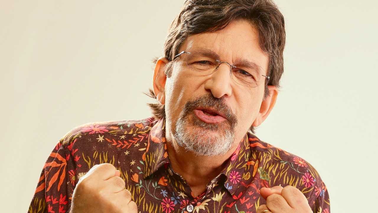 Jessier Quirino em apresentação no palco da CAIXA Cultural Fortaleza durante a Feira do Cordel Brasileiro.