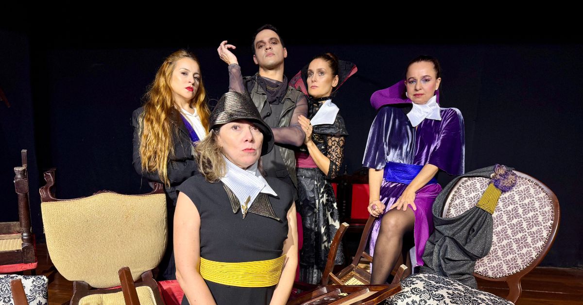 Atores do Grupo Comédia Cearense em cena da peça "Viúva, porém honesta" de Nelson Rodrigues no palco do Teatro Nadir Papi Saboya.